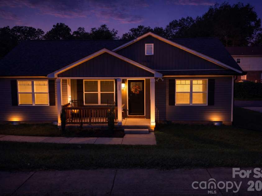 620 13th Street, Hickory, NC 28602.  MLS# CAR4349430, YatesRealty ID 13443. 