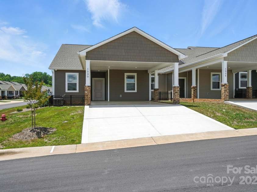 1530 29th Street, Hickory, NC 28602.  MLS# CAR4300655, YatesRealty ID 13446. 