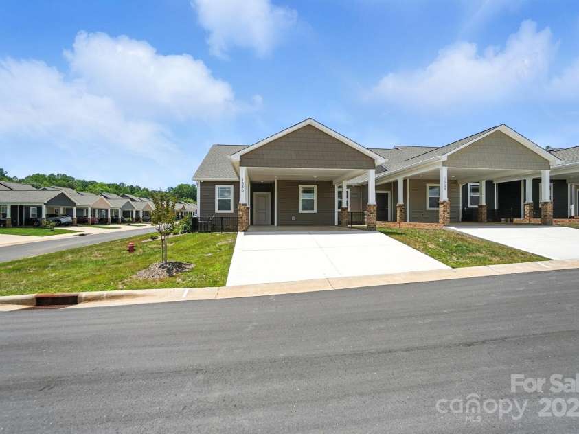 1530 29th Street, Hickory, NC 28602.  MLS# CAR4300655, YatesRealty ID 13446. 