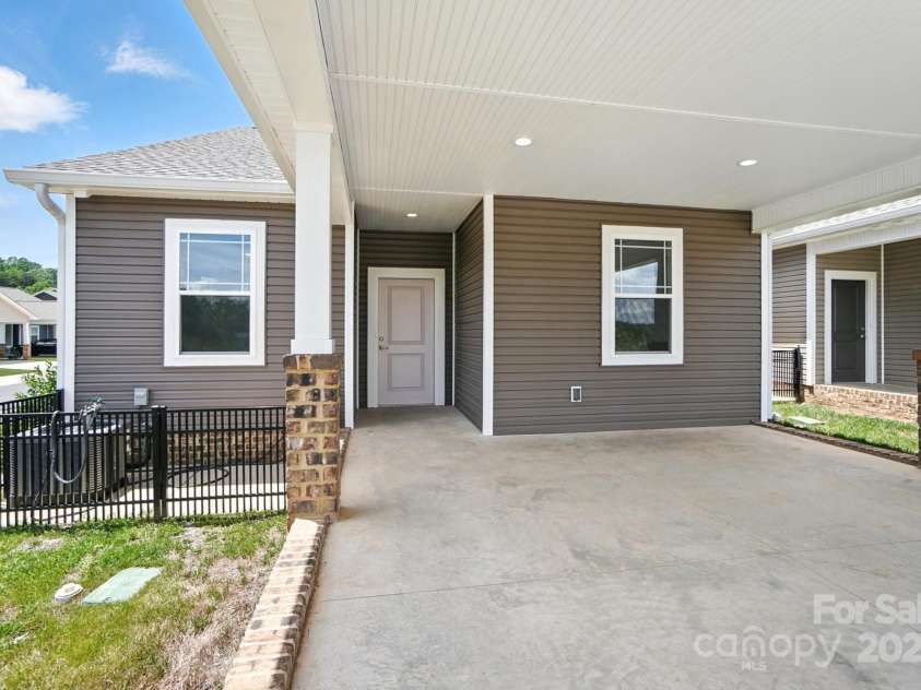 1530 29th Street, Hickory, NC 28602.  MLS# CAR4300655, YatesRealty ID 13446. 