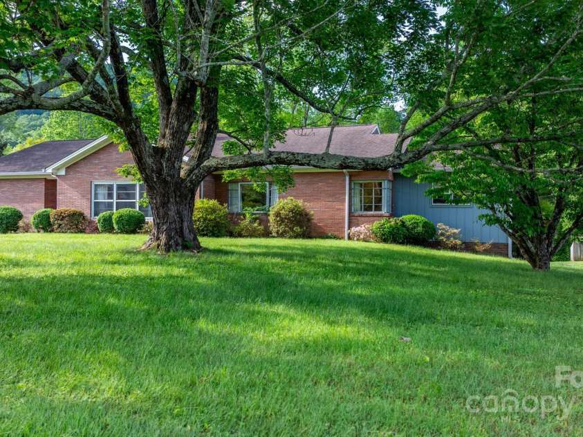 220 Broad Street, Marion, NC 28752.  MLS# CAR4257550, YatesRealty ID 13447. 