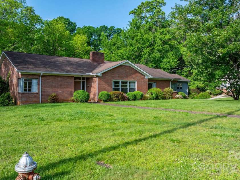 220 Broad Street, Marion, NC 28752.  MLS# CAR4257550, YatesRealty ID 13447. 