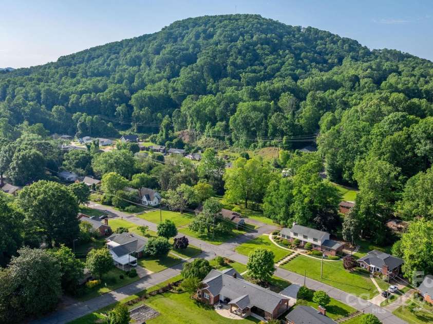 220 Broad Street, Marion, NC 28752.  MLS# CAR4257550, YatesRealty ID 13447. 