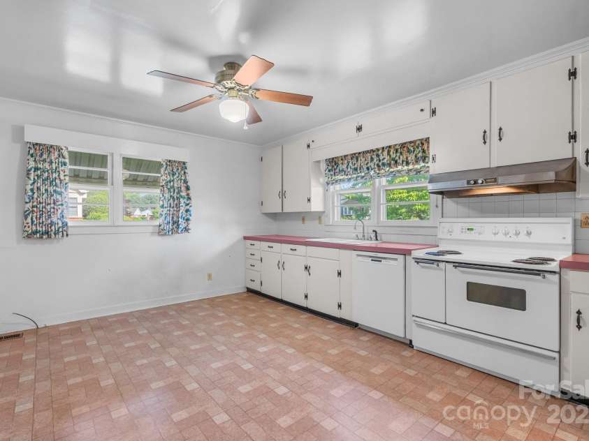 220 Broad Street, Marion, NC 28752.  MLS# CAR4257550, YatesRealty ID 13447. 