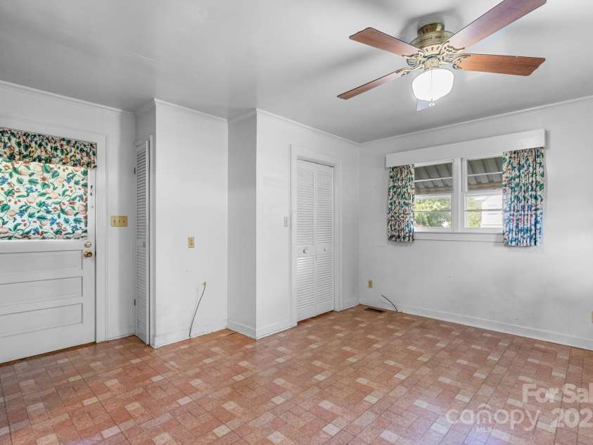 220 Broad Street, Marion, NC 28752.  MLS# CAR4257550, YatesRealty ID 13447. 