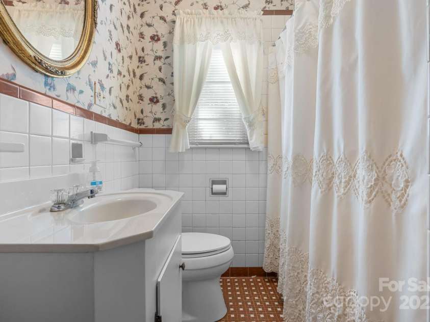 220 Broad Street, Marion, NC 28752.  MLS# CAR4257550, YatesRealty ID 13447. 