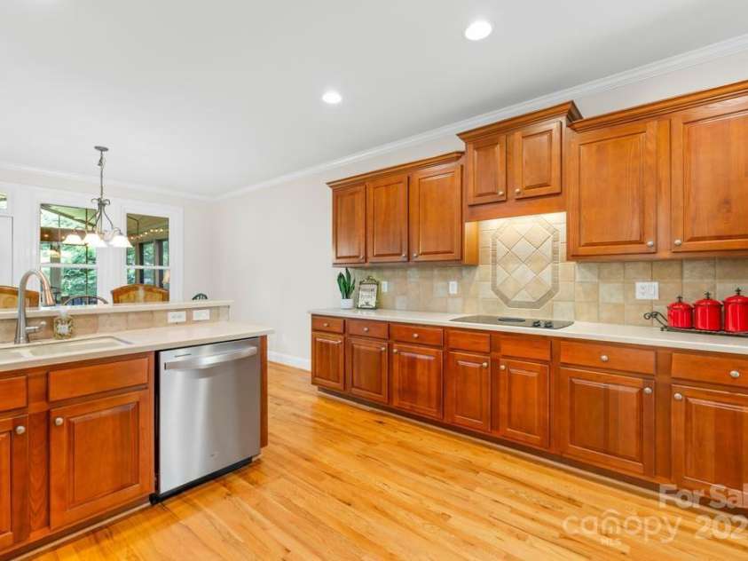 9311 St Barts Lane, Huntersville, NC 28078.  MLS# CAR4255582, YatesRealty ID 13449. Kitchen with lots of counter space and cabinet storage - elec. flat cooktop