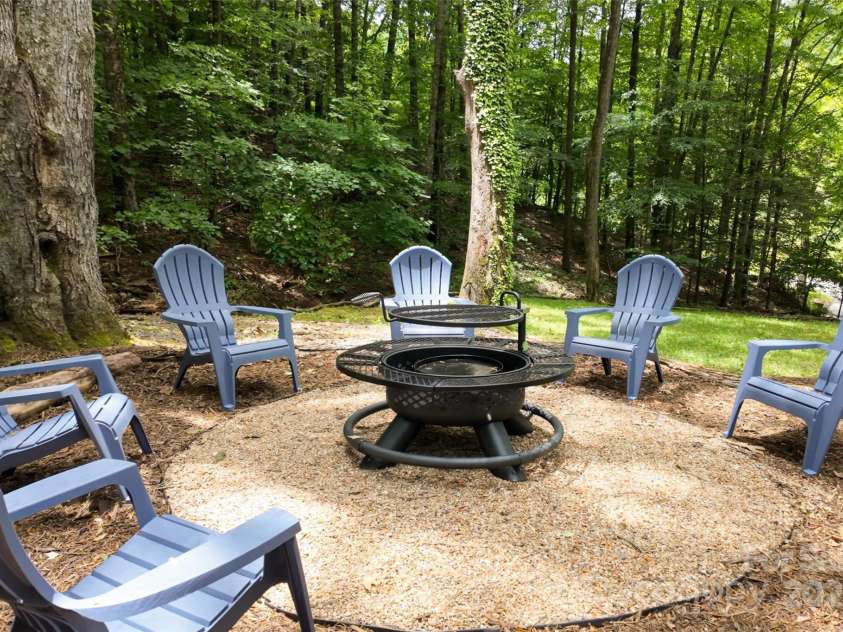 50 Turkey Trot Lane, Burnsville, NC 28714.  MLS# CAR4330454, YatesRealty ID 1345. 