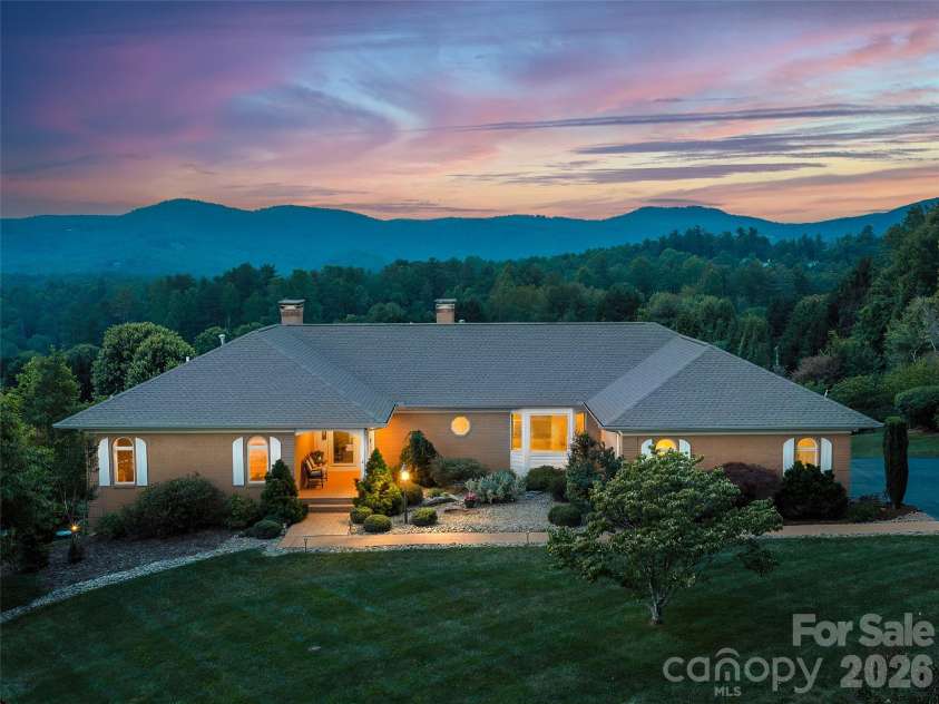 18 Thornapple Drive, Hendersonville, NC 28739.  MLS# CAR4393098, YatesRealty ID 13452. 