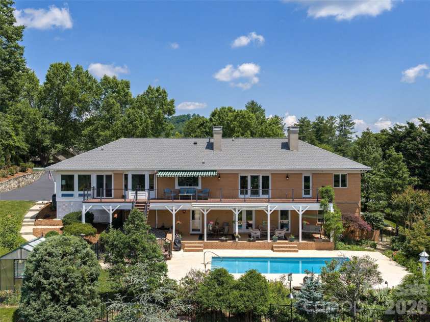 18 Thornapple Drive, Hendersonville, NC 28739.  MLS# CAR4393098, YatesRealty ID 13452. 