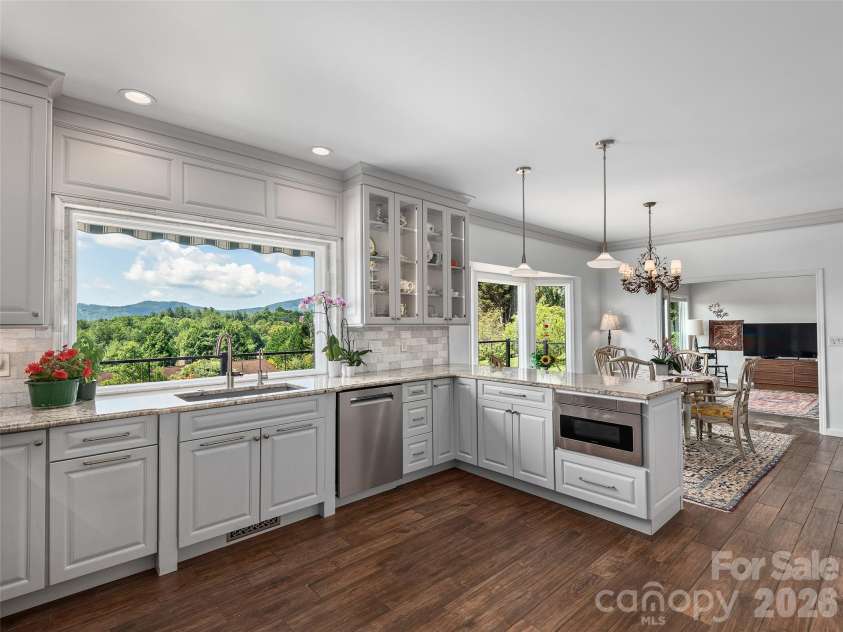 18 Thornapple Drive, Hendersonville, NC 28739.  MLS# CAR4393098, YatesRealty ID 13452. 