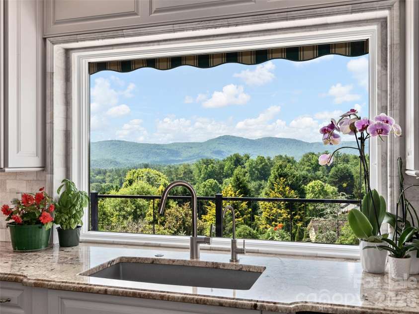 18 Thornapple Drive, Hendersonville, NC 28739.  MLS# CAR4393098, YatesRealty ID 13452. 
