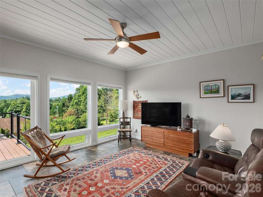 18 Thornapple Drive, Hendersonville, NC 28739.  MLS# CAR4393098, YatesRealty ID 13452. 
