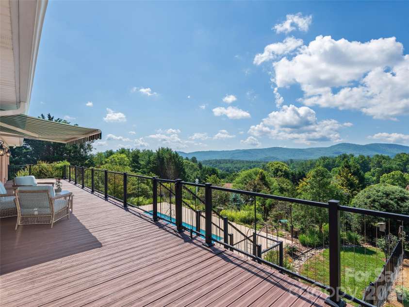 18 Thornapple Drive, Hendersonville, NC 28739.  MLS# CAR4393098, YatesRealty ID 13452. 