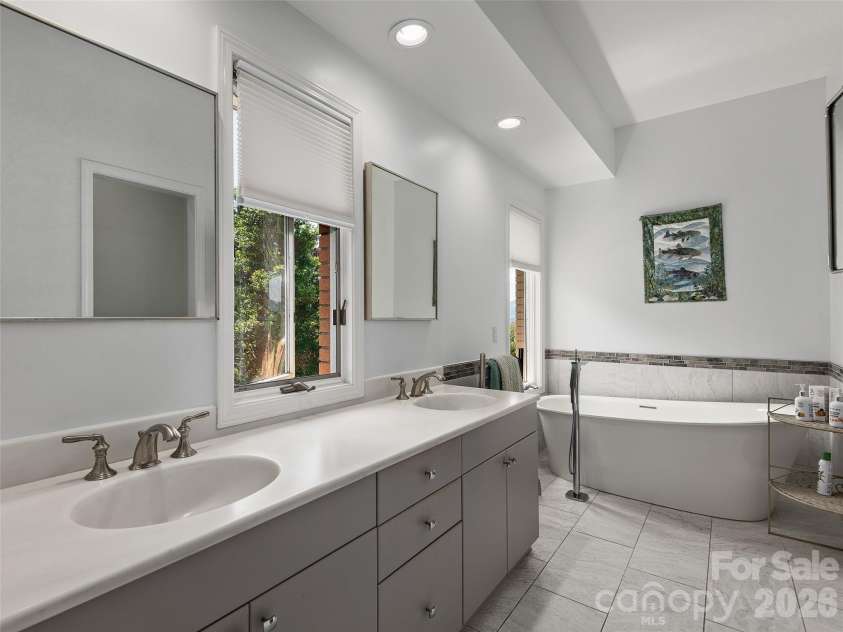 18 Thornapple Drive, Hendersonville, NC 28739.  MLS# CAR4393098, YatesRealty ID 13452. 