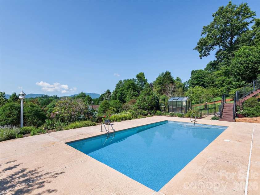 18 Thornapple Drive, Hendersonville, NC 28739.  MLS# CAR4393098, YatesRealty ID 13452. 