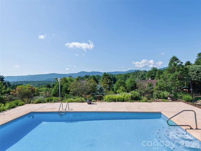 18 Thornapple Drive, Hendersonville, NC 28739.  MLS# CAR4393098, YatesRealty ID 13452. 