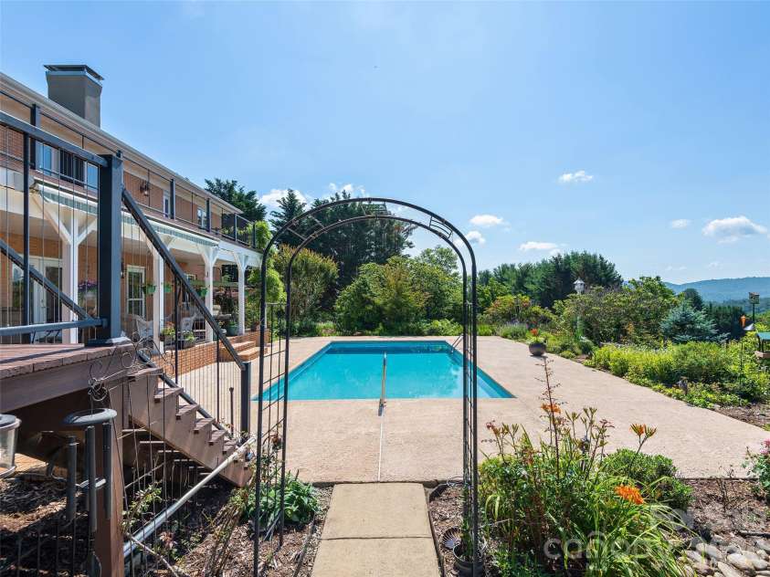 18 Thornapple Drive, Hendersonville, NC 28739.  MLS# CAR4393098, YatesRealty ID 13452. 