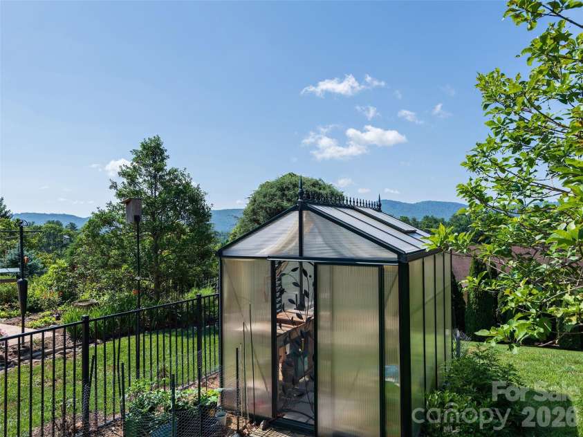 18 Thornapple Drive, Hendersonville, NC 28739.  MLS# CAR4393098, YatesRealty ID 13452. 