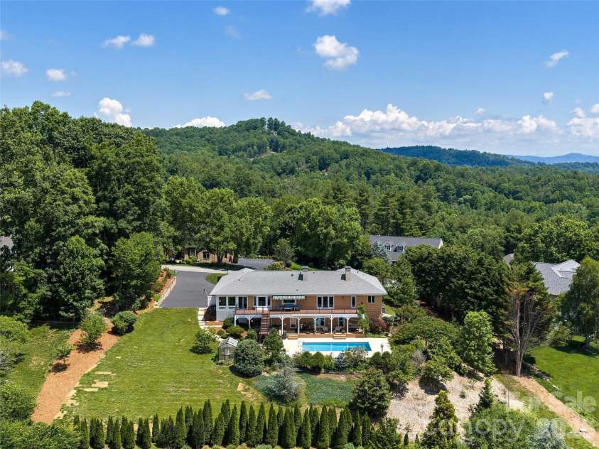 18 Thornapple Drive, Hendersonville, NC 28739.  MLS# CAR4393098, YatesRealty ID 13452. 