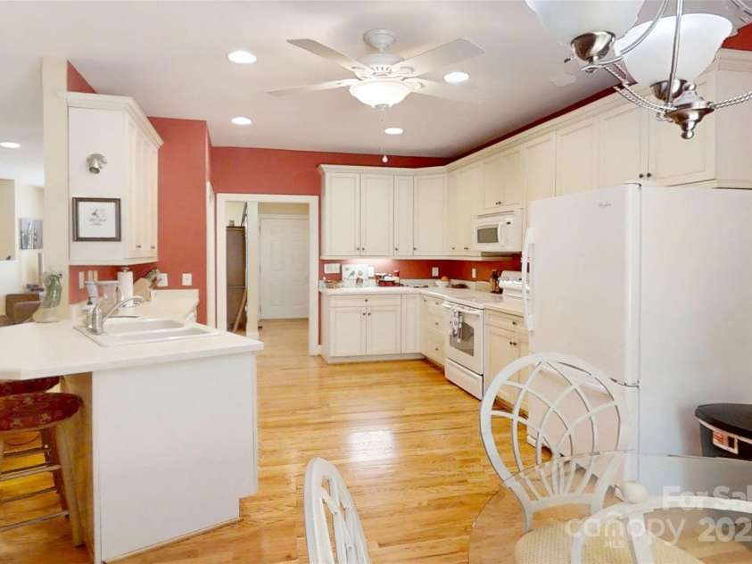 1061 14th Avenue Drive, Hickory, NC 28601.  MLS# CAR4257798, YatesRealty ID 13453. 