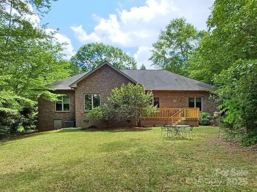 1061 14th Avenue Drive, Hickory, NC 28601.  MLS# CAR4257798, YatesRealty ID 13453. 