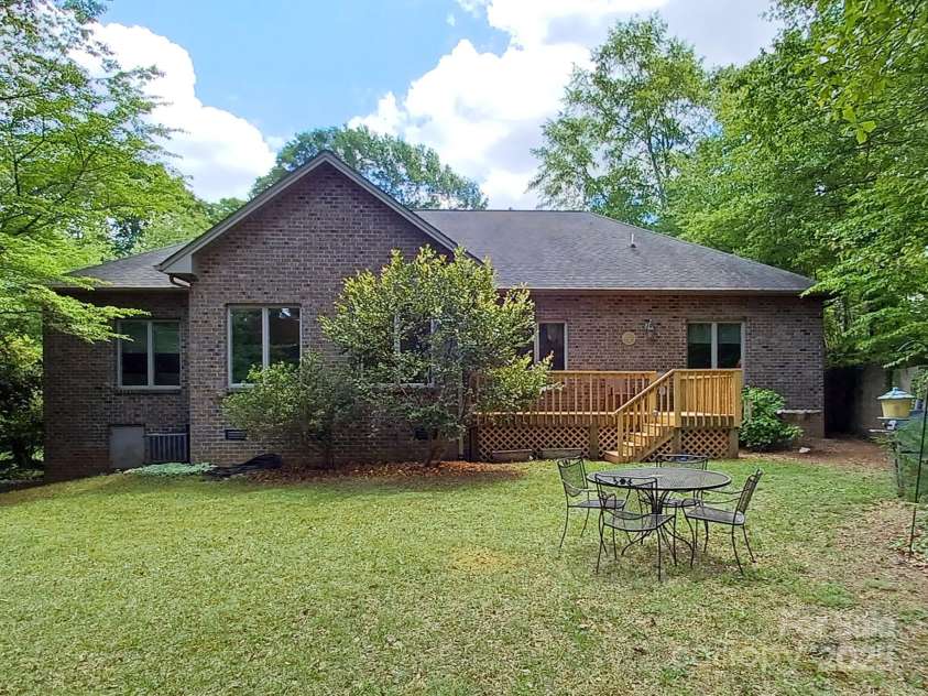 1061 14th Avenue Drive, Hickory, NC 28601.  MLS# CAR4257798, YatesRealty ID 13453. 