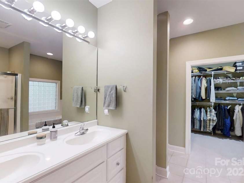 1061 14th Avenue Drive, Hickory, NC 28601.  MLS# CAR4257798, YatesRealty ID 13453. Primary En-Suite Full Bathroom