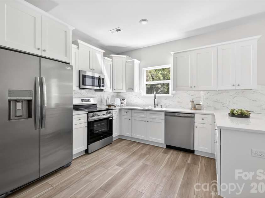 4809 Eleanor Drive, Charlotte, NC 28208.  MLS# CAR4359149, YatesRealty ID 13453. 