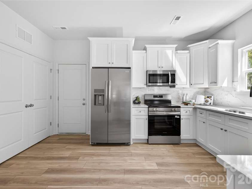 4809 Eleanor Drive, Charlotte, NC 28208.  MLS# CAR4359149, YatesRealty ID 13453. 
