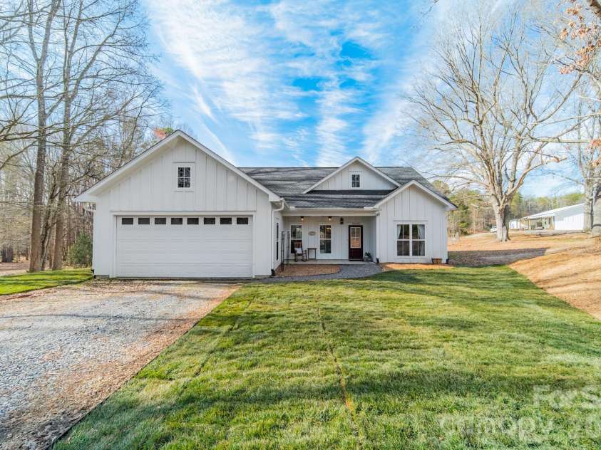 2005 Briarwood Circle, Fort Mill, SC 29715.  MLS# CAR4338146, YatesRealty ID 13454. 
