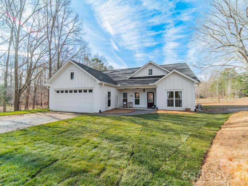 2005 Briarwood Circle, Fort Mill, SC 29715.  MLS# CAR4338146, YatesRealty ID 13454. 