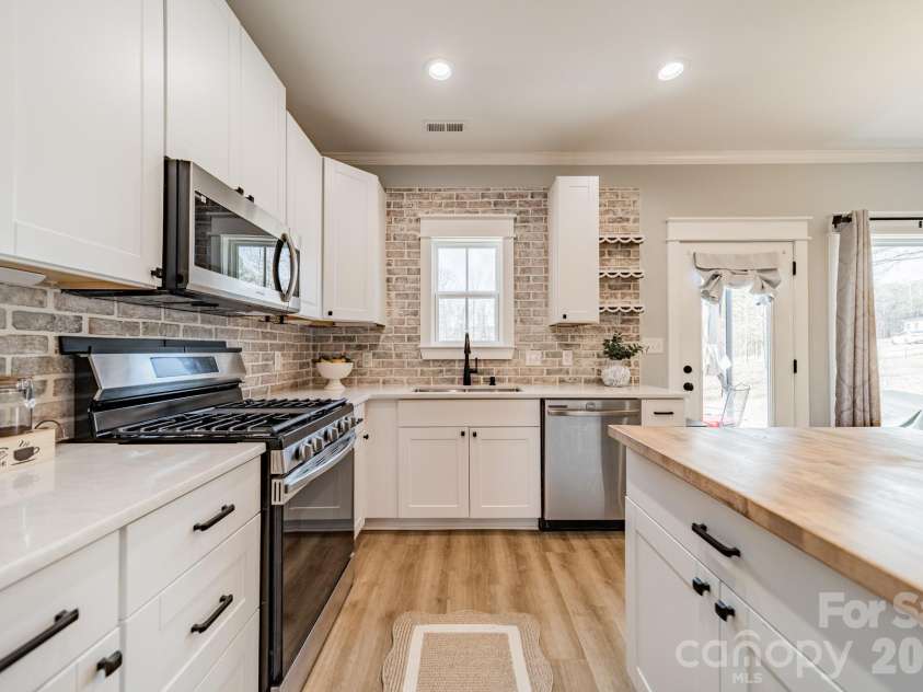 2005 Briarwood Circle, Fort Mill, SC 29715.  MLS# CAR4338146, YatesRealty ID 13454. 