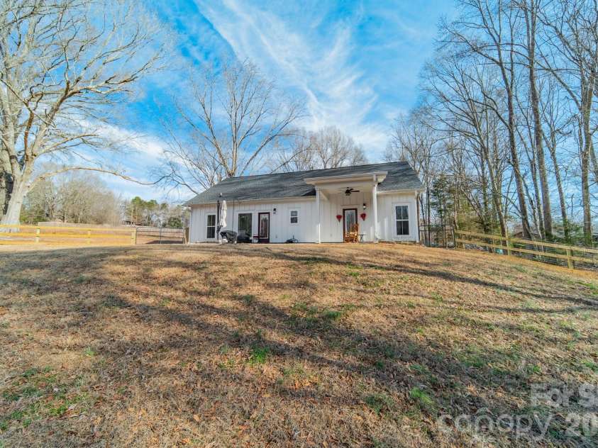 2005 Briarwood Circle, Fort Mill, SC 29715.  MLS# CAR4338146, YatesRealty ID 13454. 