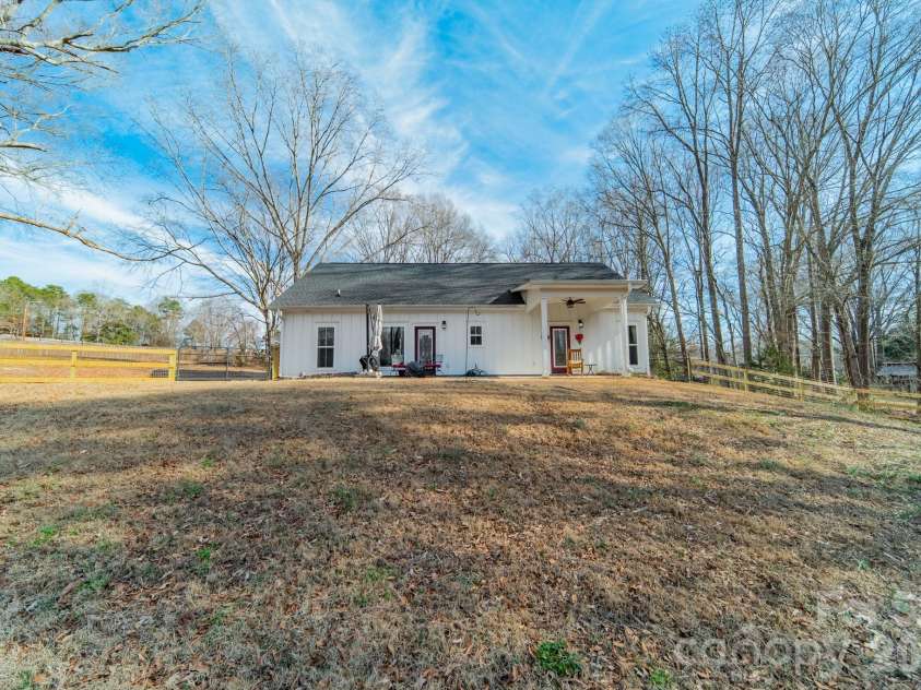 2005 Briarwood Circle, Fort Mill, SC 29715.  MLS# CAR4338146, YatesRealty ID 13454. 