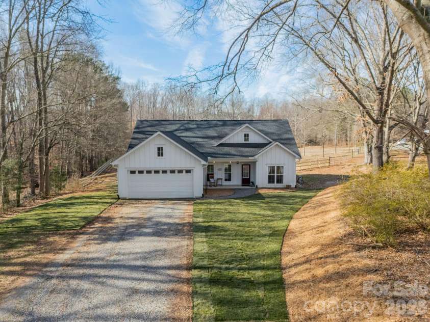 2005 Briarwood Circle, Fort Mill, SC 29715.  MLS# CAR4338146, YatesRealty ID 13454. 