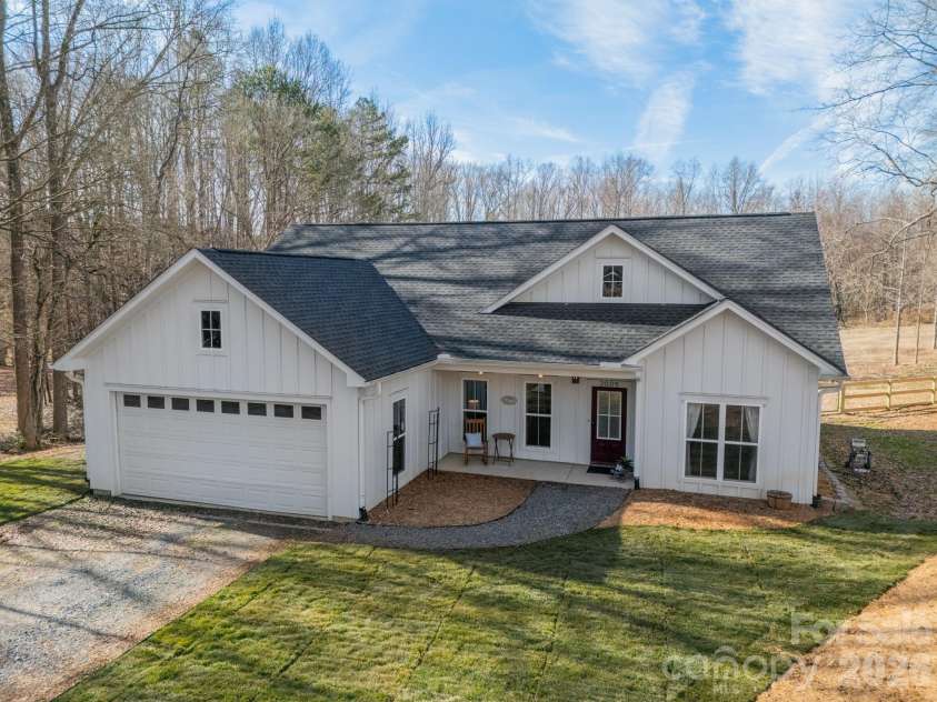 2005 Briarwood Circle, Fort Mill, SC 29715.  MLS# CAR4338146, YatesRealty ID 13454. 