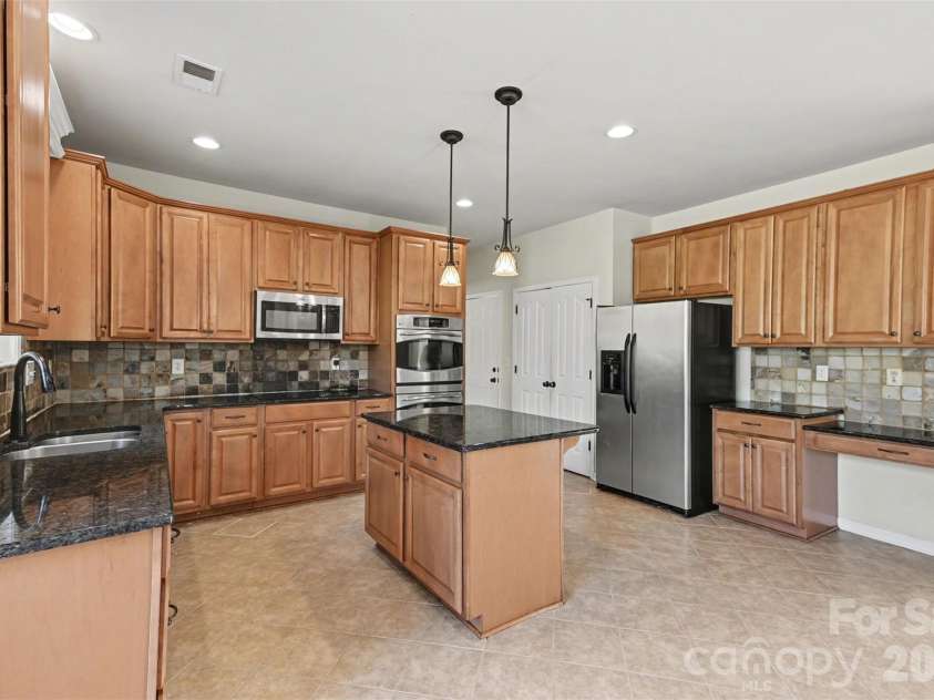 7512 Chasewater Drive, Harrisburg, NC 28075.  MLS# CAR4360354, YatesRealty ID 13455. Kitchen