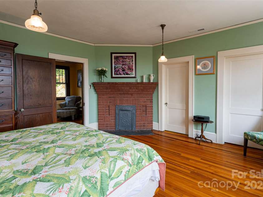 56 Sherwood Road, Asheville, NC 28803.  MLS# CAR4180458, YatesRealty ID 13457. Primary Suite