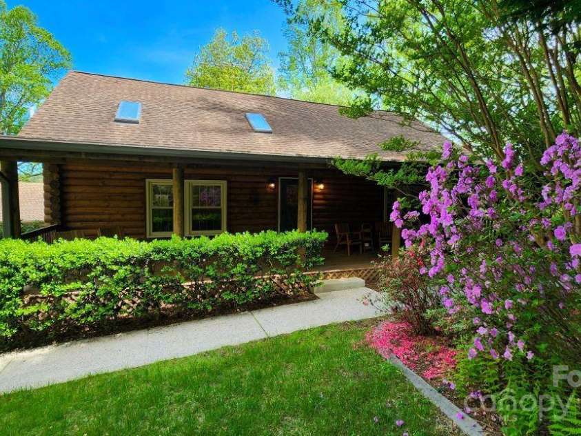 336 Winding Way Lane, Hendersonville, NC 28792.  MLS# CAR4202529, YatesRealty ID 13459. Welcome home!