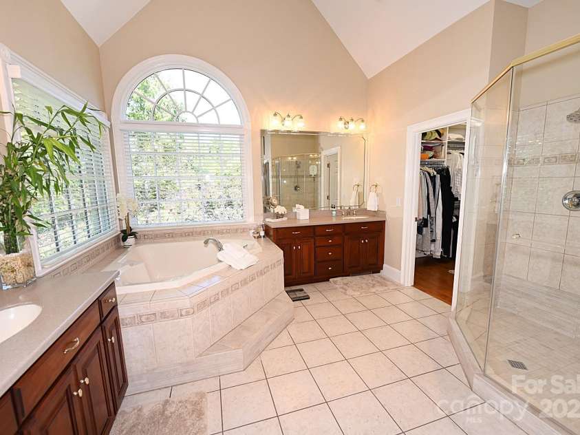 3996 Deer Run Drive, Conover, NC 28613.  MLS# CAR4300299, YatesRealty ID 1346. Primary Bath 