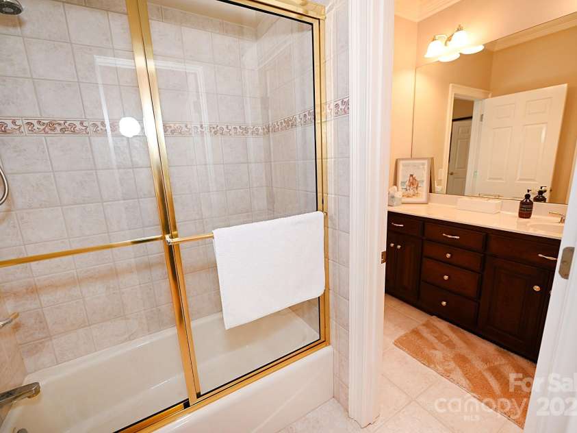 3996 Deer Run Drive, Conover, NC 28613.  MLS# CAR4300299, YatesRealty ID 1346. Upper bedroom suite