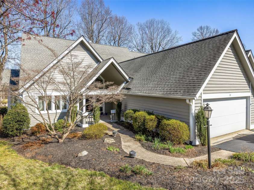 132 Overlook Drive, Flat Rock, NC 28731.  MLS# CAR4214331, YatesRealty ID 13461. 