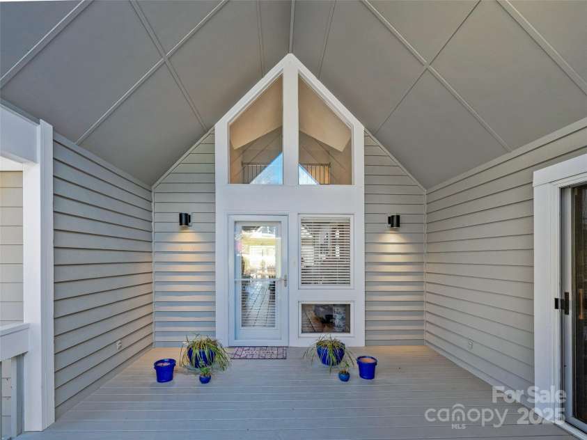 132 Overlook Drive, Flat Rock, NC 28731.  MLS# CAR4214331, YatesRealty ID 13461. 