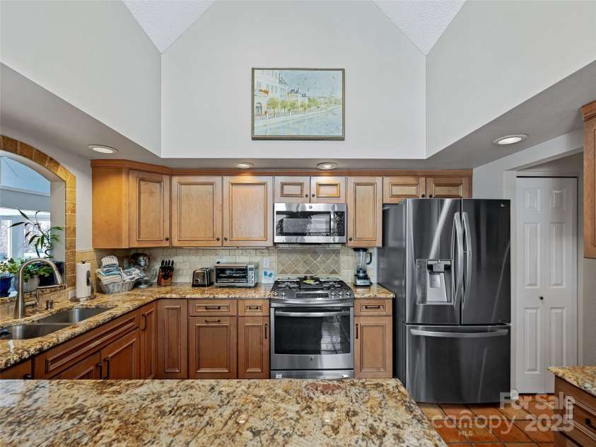 132 Overlook Drive, Flat Rock, NC 28731.  MLS# CAR4214331, YatesRealty ID 13461. 