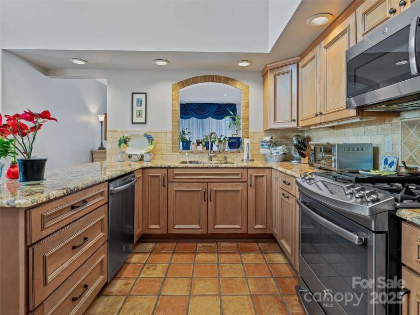 132 Overlook Drive, Flat Rock, NC 28731.  MLS# CAR4214331, YatesRealty ID 13461. 