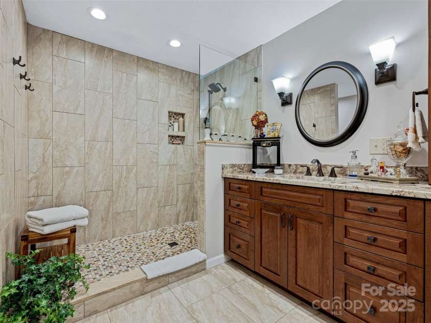 132 Overlook Drive, Flat Rock, NC 28731.  MLS# CAR4214331, YatesRealty ID 13461. 