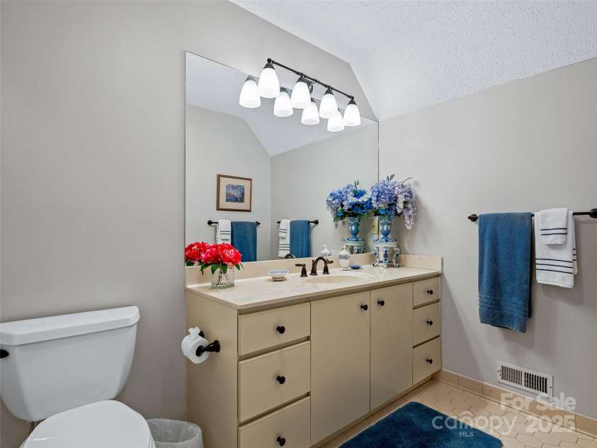 132 Overlook Drive, Flat Rock, NC 28731.  MLS# CAR4214331, YatesRealty ID 13461. 