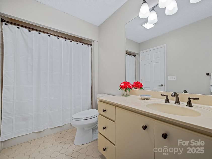 132 Overlook Drive, Flat Rock, NC 28731.  MLS# CAR4214331, YatesRealty ID 13461. 