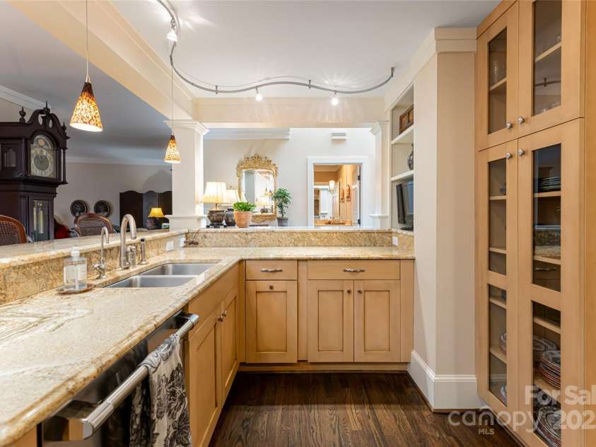 4 Bourne Lane, Asheville, NC 28803.  MLS# CAR4213231, YatesRealty ID 13462. 